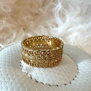 Costume Jewelry - goldtone ornate band - size 8
